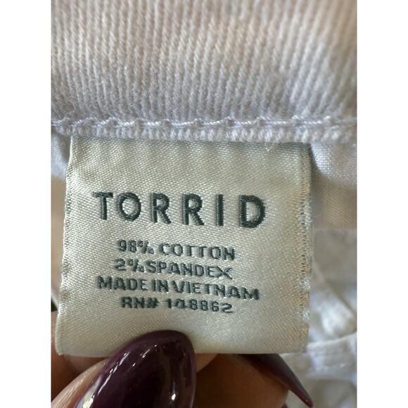 NWT Torrid Distressed White Denim Shorts W/ Crochet Lace Inset Sides Size 18 NEW - Picture 8 of 16